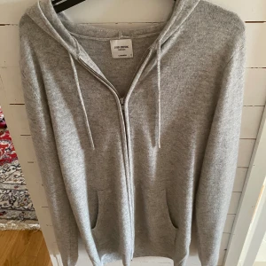 Kashmir hoodie  - Säljer en oanvänd Kashmir tröja, som är lite för stor på mig. Några frågor skriv pm Strl S John Henric   Mitt pris: 1349 Nypris :1699 