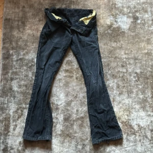 Gammla pappa-byxor? 😅 - Jag fick ett par gammla byxor av pappa för 3 år sen men dem e för kånstiga i formen för mig i midjan ljusgråa e dem doc! 