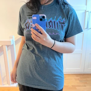Thrasher t shirt  - Tshirt från thrasher i storlek m. Haft enstaka gånger 