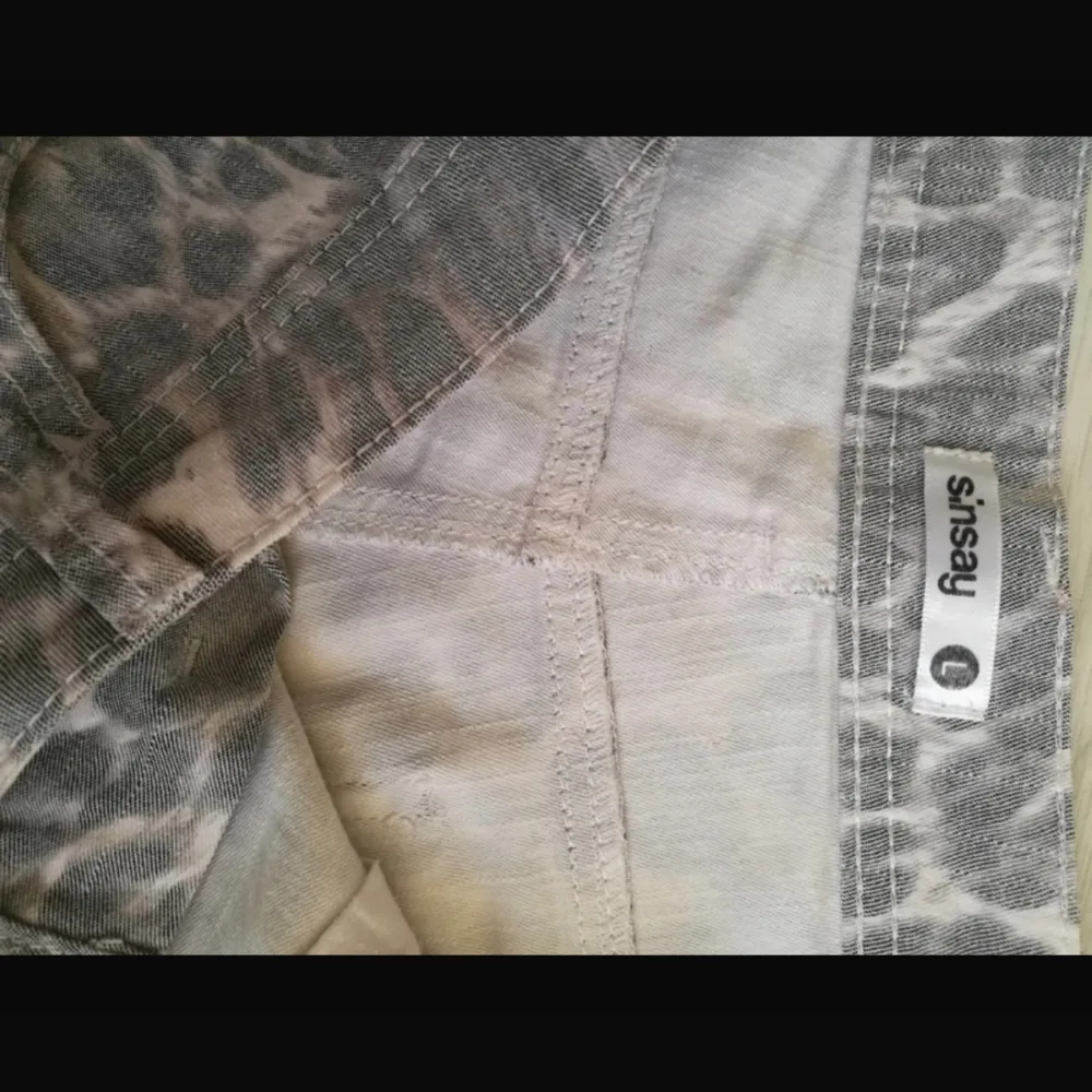 Snygga lågmidjade jeansshorts med leopardmönster. De passar inte mig men skulle säga storlek M istället för det som står på etiketen L. Mått: midja 81 och  längd 24 ❣️. Shorts.