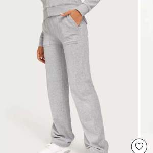 Säljer min gråa juicy couture frn Nelly. Använd ett fåtal gånger och säljer pga att de är för stora på mig. Org pris 1199kr