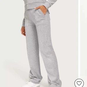 Juicy couture  - Säljer min gråa juicy couture frn Nelly. Använd ett fåtal gånger och säljer pga att de är för stora på mig. Org pris 1199kr