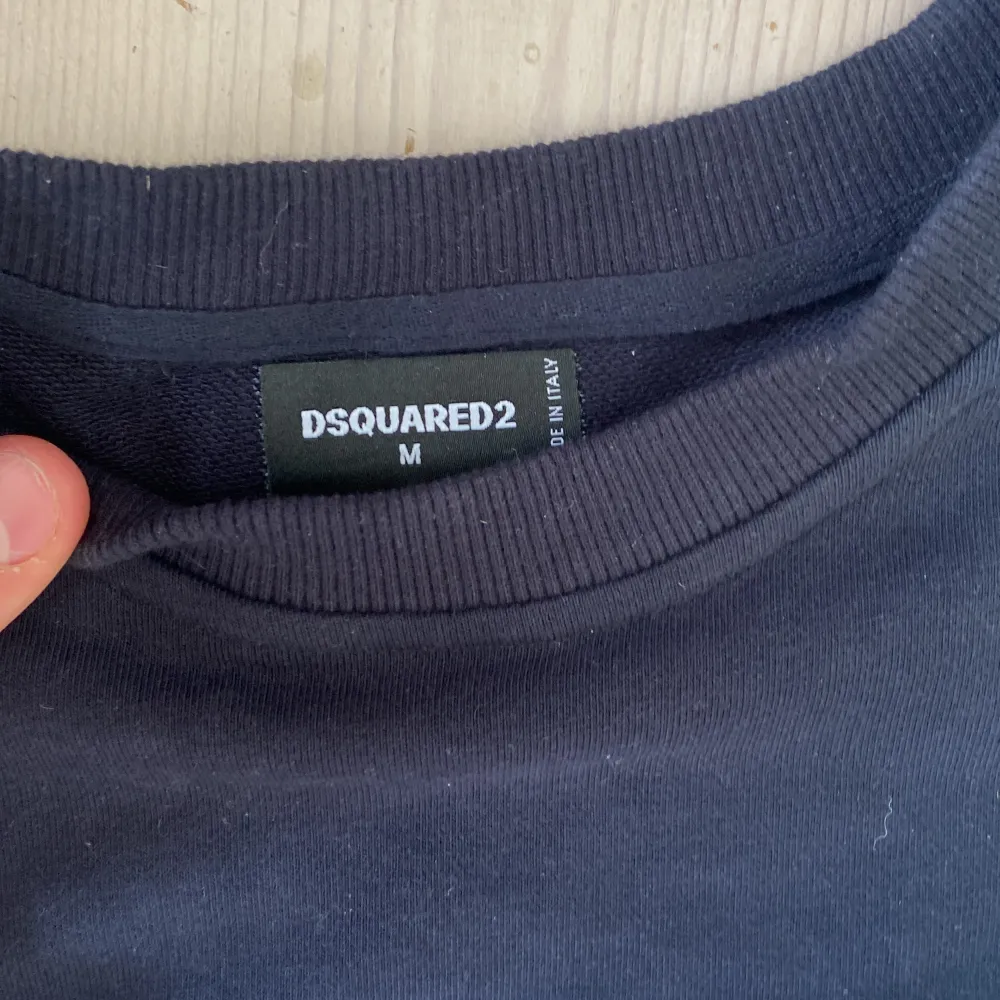 Tjena säljer min riktigt feta dsquared2 icon tröja. Inga defekter och är ute för bra pris💯👍storlek M. Hoodies.
