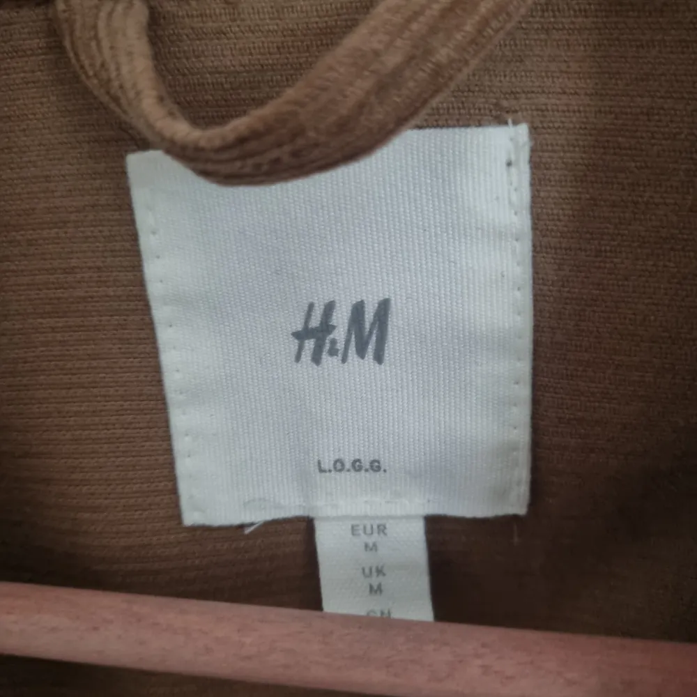 Brun jeans jacka från H&M. Har ej kommit till användning mycket, bra skick. Storlek M. Jackor.