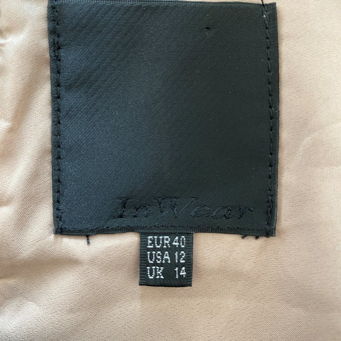 Ny Svart hålmönstrad klänning i strl 42 från Inwear modell Cortado - 92