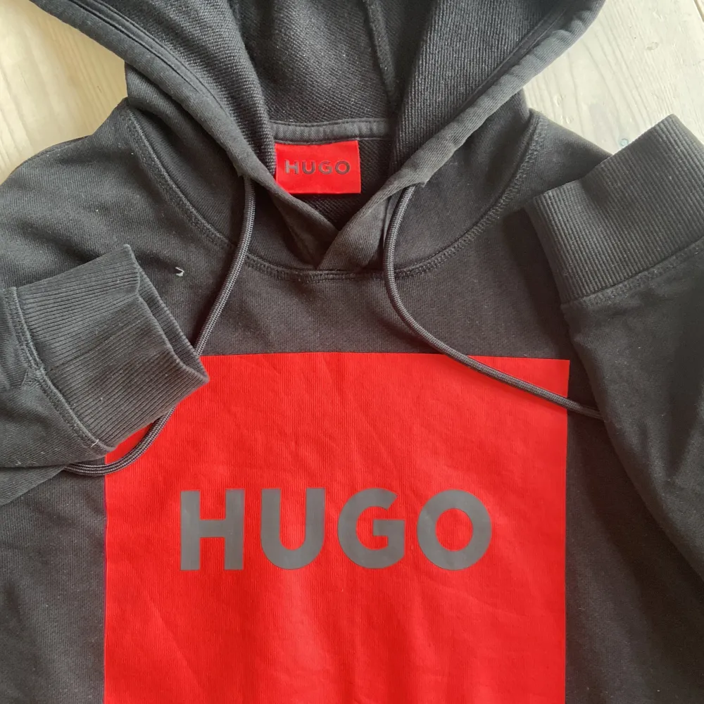 Hugo boss hoodie. Rkt fet hoodie storlek M. 10/10 skick det är inga defekter. Rkt schyst hoodie för bra pris. 🏆 . Hoodies.