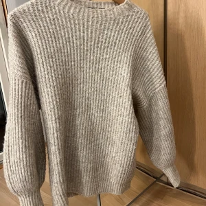 Stickad tröja - Stickad beige tröja 