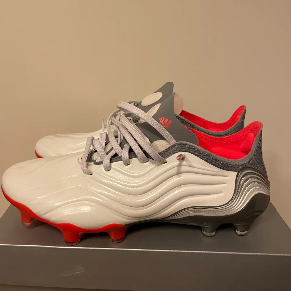 Säljer mina fotbollsskor; Adidas Copa Sense.1 FG White spark (red/white) Stlk 40 2/3. Skor.