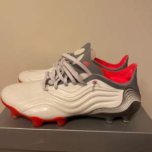 Säljer mina fotbollsskor; Adidas Copa Sense.1 FG White spark (red/white) Stlk 40 2/3