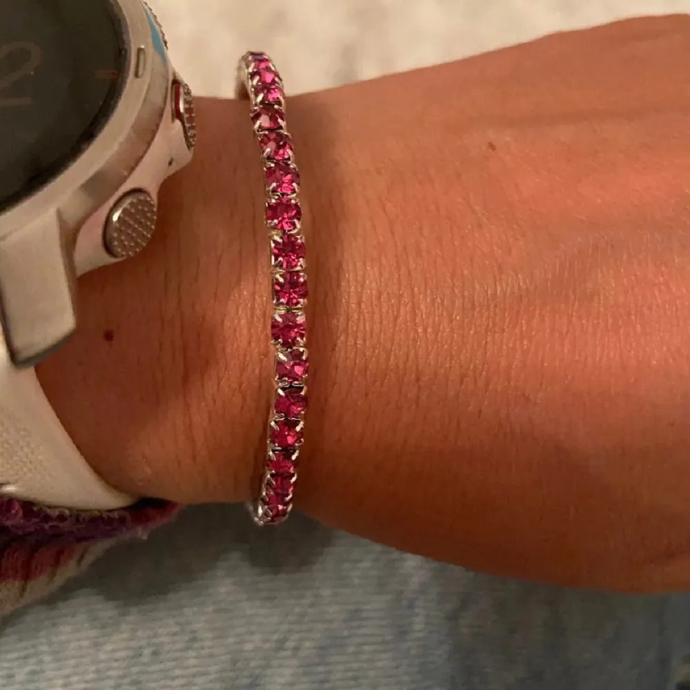 Armband med rosa kristaller . Accessoarer.