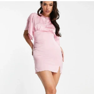 Klänning - Fin sommarklänning från Asos i storlek S. Säljer då den inte kommer till användning, köpt för 200!💗