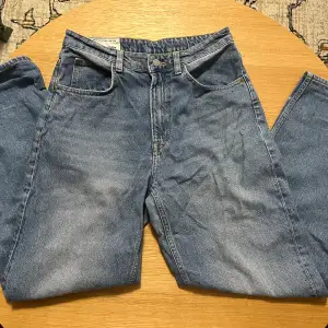 Blå baggy jeans som är använd några gånger säljer pga att de har blivit för små. De har ett litet hål som är typ omöjligt att se på byxbenet längst ner.
