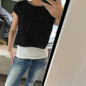 Croppad festtopp  - Coool festtopp med glitter. Snygg över ett linne!