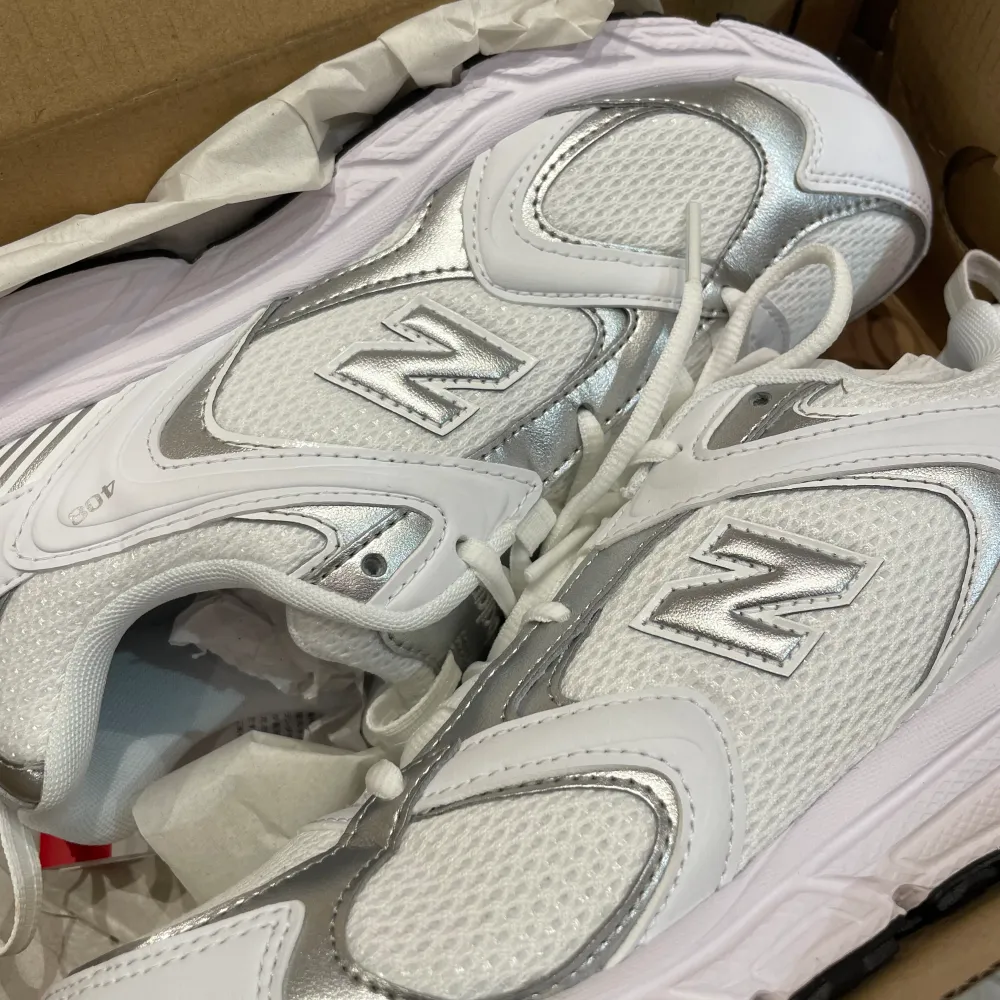 Sprillans nya new balance sneakers i populär silver modell. Köpte fel storlek och pga att dem köptes på rea går det inte att lämna tillbaka dem. Pris går att diskutera! ❤️❤️❤️ skriv gärna vid frågor. Skor.