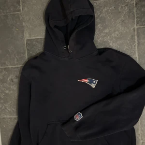 NFL hoodie med tryck - Mörkblå hoodie med tryck från H&M i storlek M