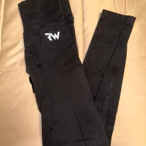 Rapid Wear high waist strl S. - Rapid Wear high waist träningstights strl S. Använda vid 1 tillfälle.