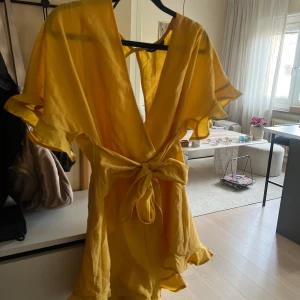 Byxdress/ jumpsuit - Snygg gul jumpsuit. Endast testad. 