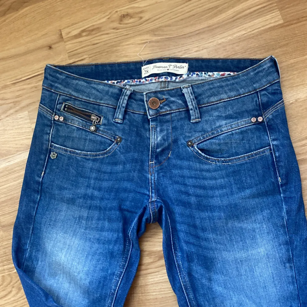 Ett par straight jeans i bra skick. Med många snygga detaljer, skriv privat för mer info🥰. Jeans & Byxor.