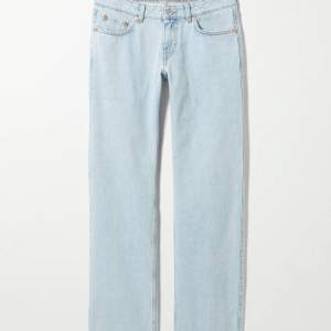 Weekday jeans i modellen arrow low i strl W-31 L-30, i nyskick och bilder kan skickas vid intresse 🫰