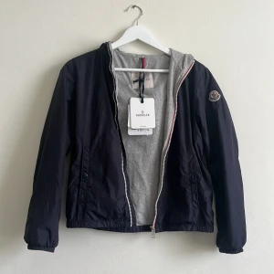 MONCLER WINDBREAKER - PERFEKT nu för våren!! Köpt från farfetch med äkthetsbevis! Väldigt bra skick 9/10, inga defekter! Storleken är relativt liten, modellen i bilderna är 175 cm lång. Bara höra av er ifall det är ni undrar något!🤩
