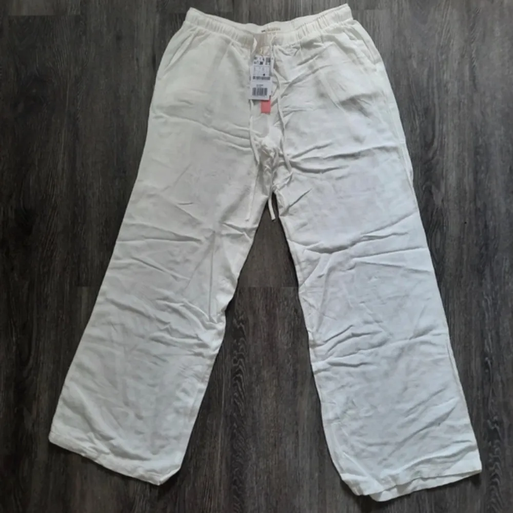 Jätte fina vita linnebyxor oanvända endast testade🩷 skulle säga de passar M/L. Jeans & Byxor.