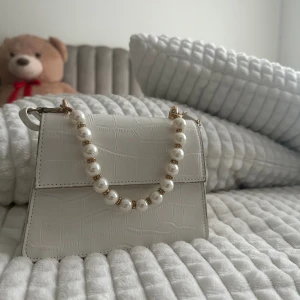 Pärl axelremsväska  - Söt axelremsväska som inte kommer till användning mer. Band medföljer 