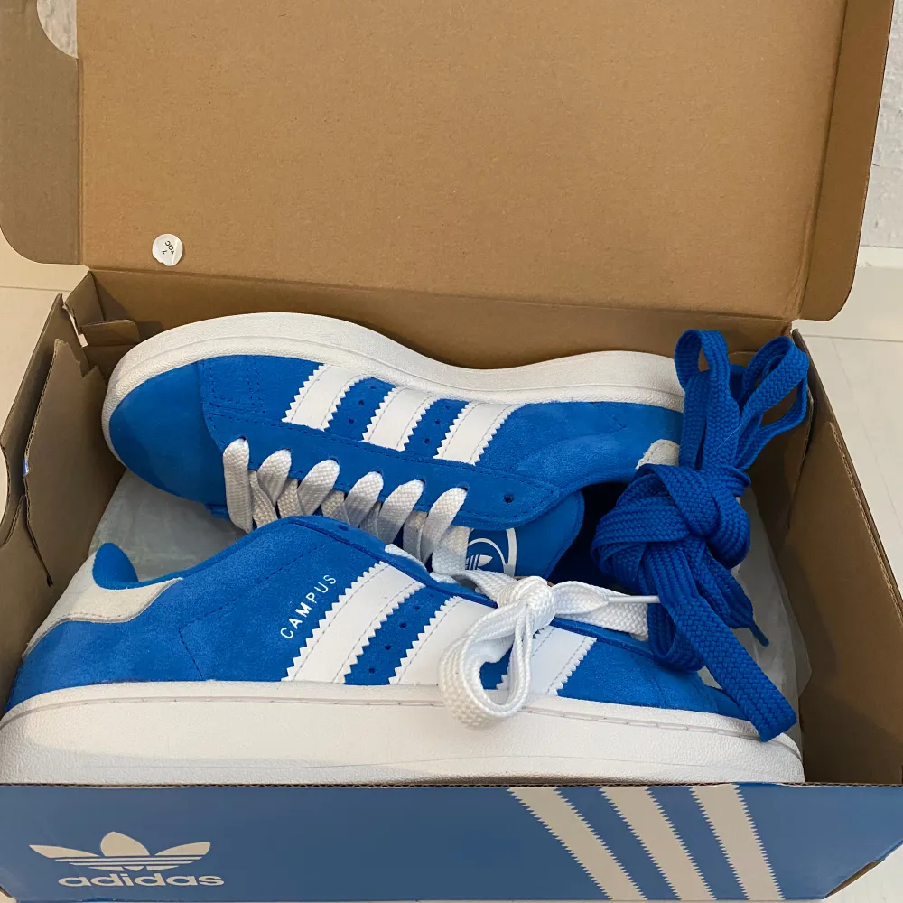 Adidas Originals Campus 00 s j OBS Storlek: 36 2/3 Färg: Blue Bird / Cloud White / Blue Bird Ingår både blåa och vita skosnören. Nya och oanvända. Ligger kvar i kartong. . Skor.