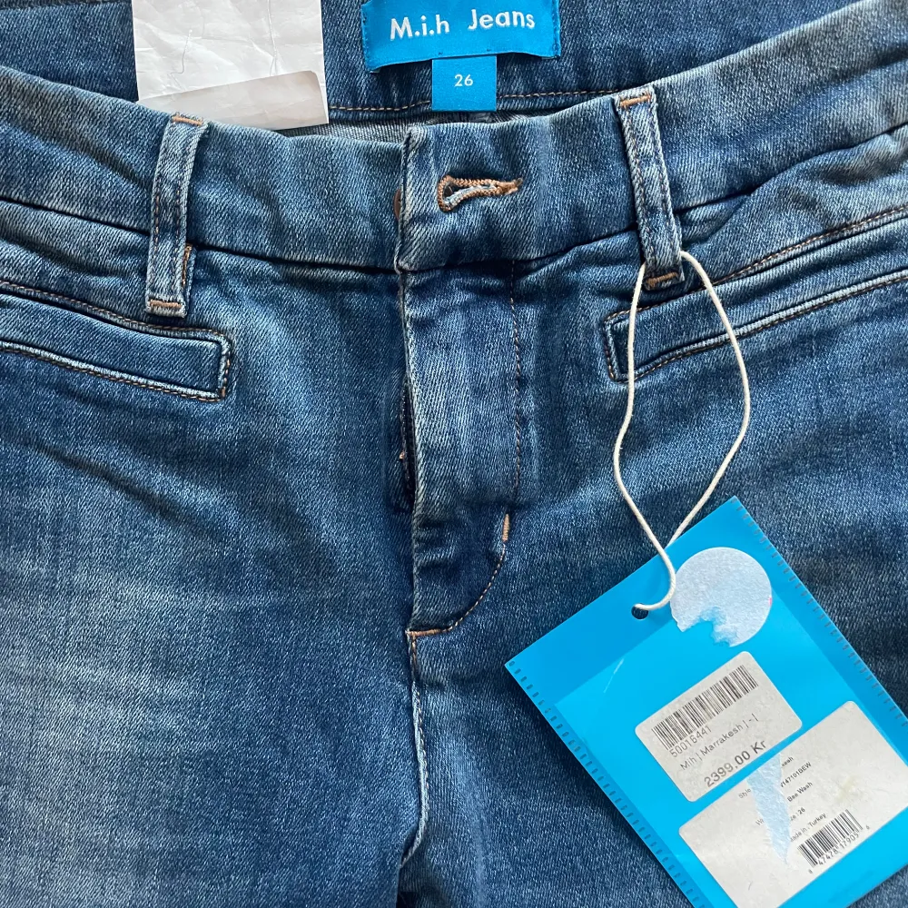 Oanvända jeans från Mih, sitter väldigt fint på och är stretchiga. Nypris 2400 kr✨❤️går att förhandla om pris!. Jeans & Byxor.