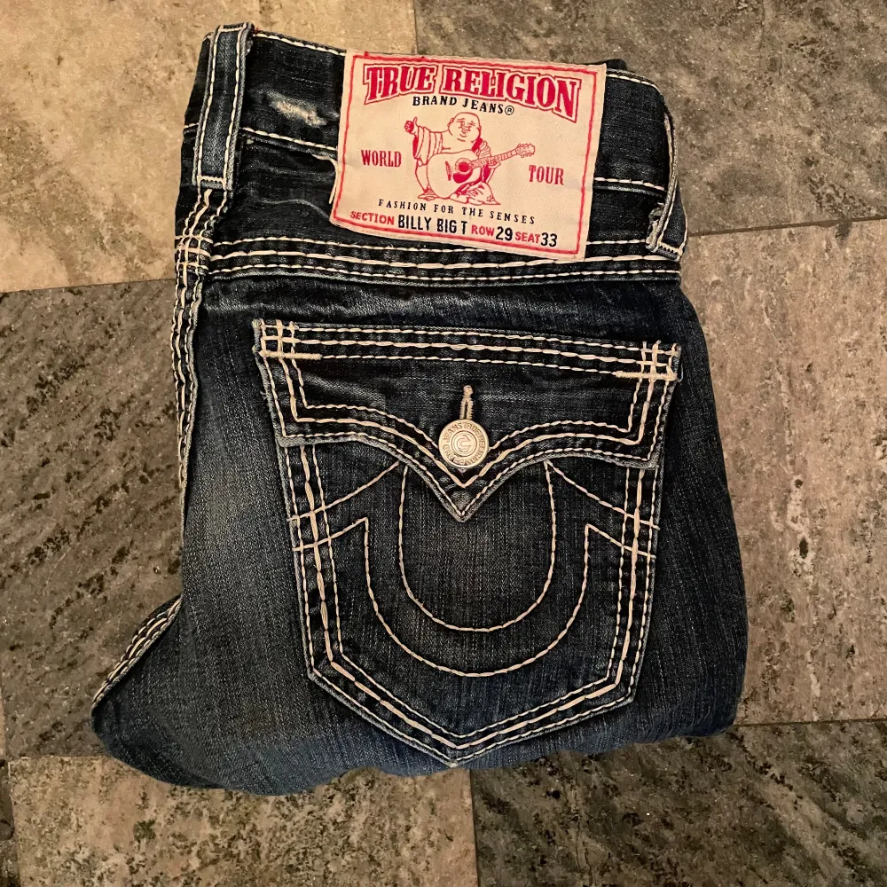 unisex triple stitch bootcut mb3 trues, passar både tjejer o killar -mått: midja 42cm, ytterbenslängd 104cm, benöppning 24cm. Jeans & Byxor.