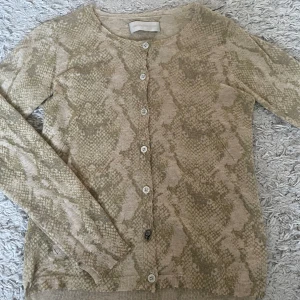 Zadig & Voltaire kofta - Kofta i Kashmir från Zadig & voltaire, bra skick med snygga slitningar och detaljer! Jättefint ormskinn mönster Skriv vid frågor😇