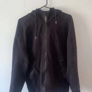 Cp company tröja  - Storlek L men passar för M, knappt använd, väldigt bra skick, köpt från NK