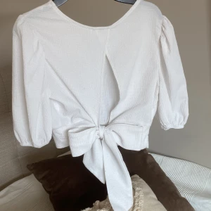 Vit blus - Söt vit blus som man knyter i ryggen! Använd en gång💕 pris kan diskuteras!