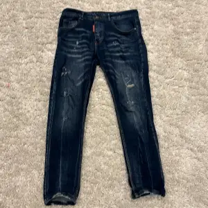 Säljer dsq2 jeans storlek M, de är bara att skriva för fler frågor eller bilder😁Pris kan diskuteras.