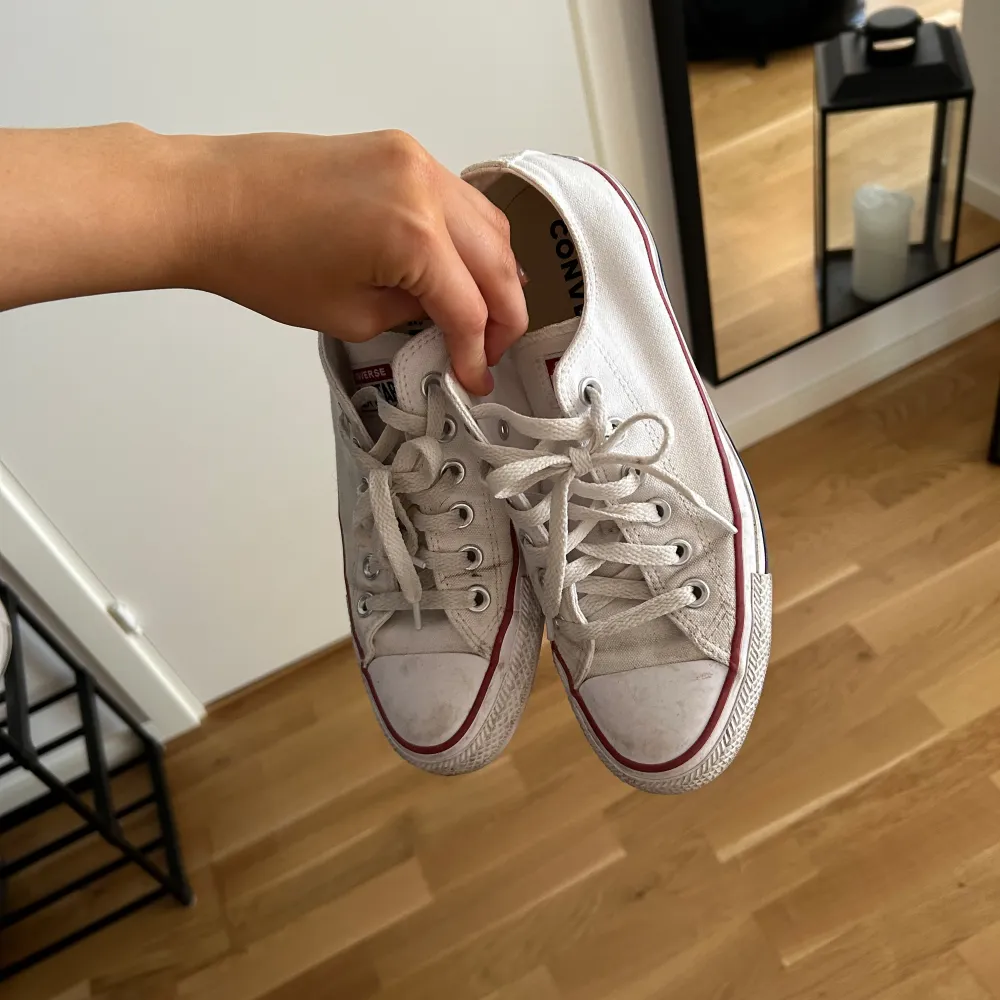 Säljer mina Converse i storlek 38. De är lite smutsiga men annars är kvaliten ok! . Skor.