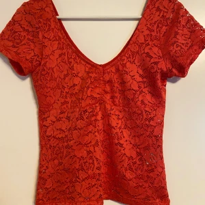 Spetstopp strl XS - Hallonröd spets topp strl xs, fint skick. Kolla gärna in mina andra annonser för samfrakt.Jag är väldigt mån om mina köpare. Skulle du vara missnöjd med ditt köp så ta gärna kontakt med mig innan dåligt omdöme, så har jag en chans att rätta till det.