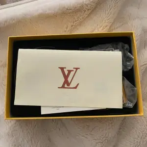 Bälte från Louis Vuitton med 2 spännen i silver / guld. Nytt i box med kvitto.  Köptes för 7.200:- Unisex modell 