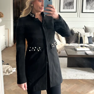 Vårjacka med pärlor - Otroligt fin vårjacka med pärlor längst kragen. Figursydd