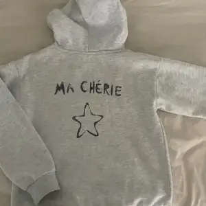 Säljer denna super fina hoodie från Gina då den inte används längre💞 pris kan diskuteras storlek 158 men sitter bra på mig som brukar ha xs-s. Lånade bilder skriv för egna