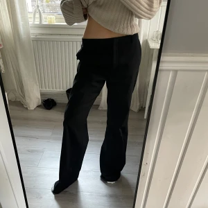 Kostymbyxor  - Jättesnygga kostymbyxor från märket hennes men köpa på soul. Jag är 163 för referens💗