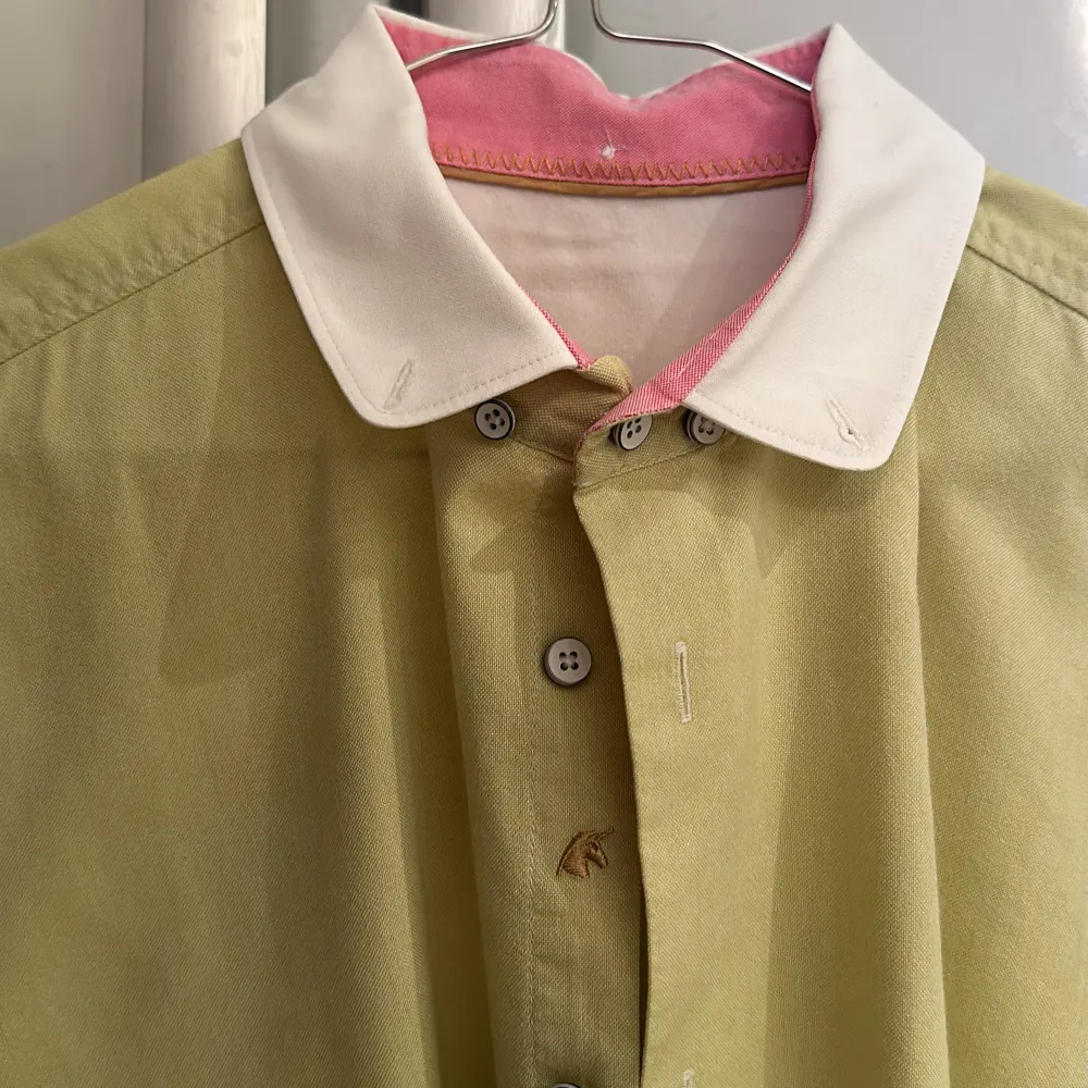 Skjorta från märket Einhorn Mycket fint skick, använd enbart enstaka gång! Skjortan tvättad och pressad på kemtvätt inför försäljningen  Storlek: Medium (42cm bred och 72cm lång) 100% bomull. Skjortor.
