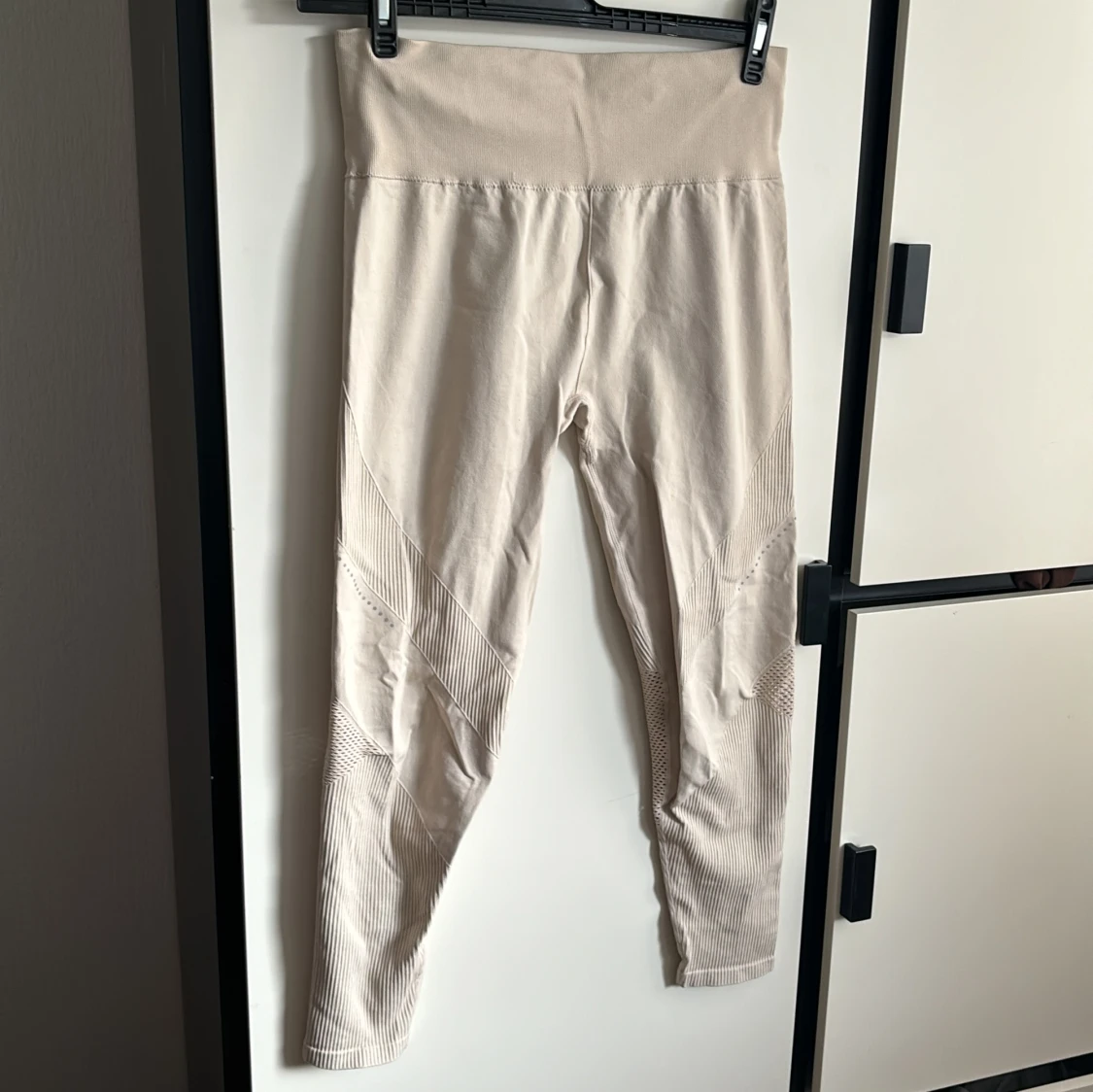 Beige träningsbyxor