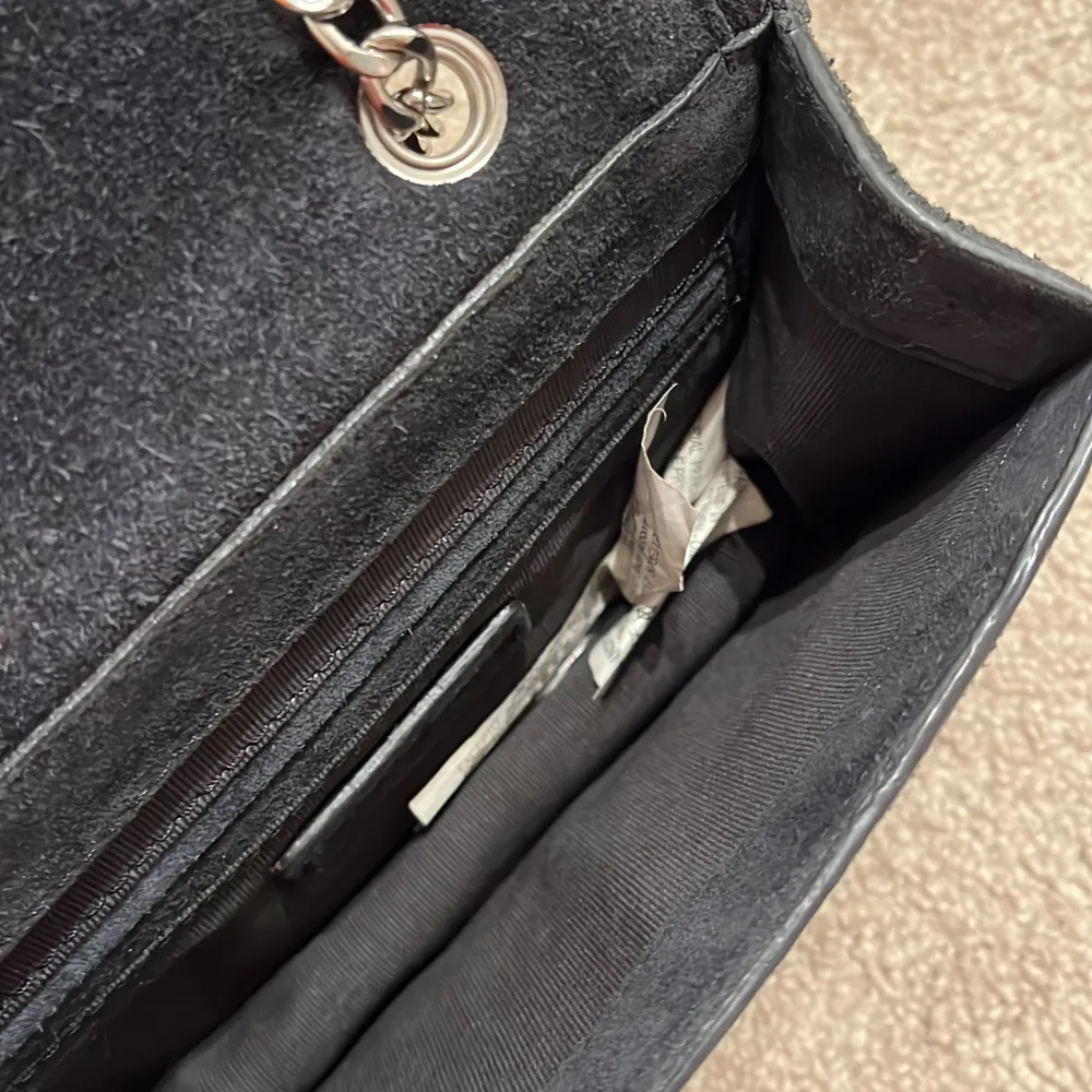 Säljer denna svarta väska fråga zara med silver detaljer. Kedjan har blivit lite rostig men inget som syns på lång håll!. Väskor.
