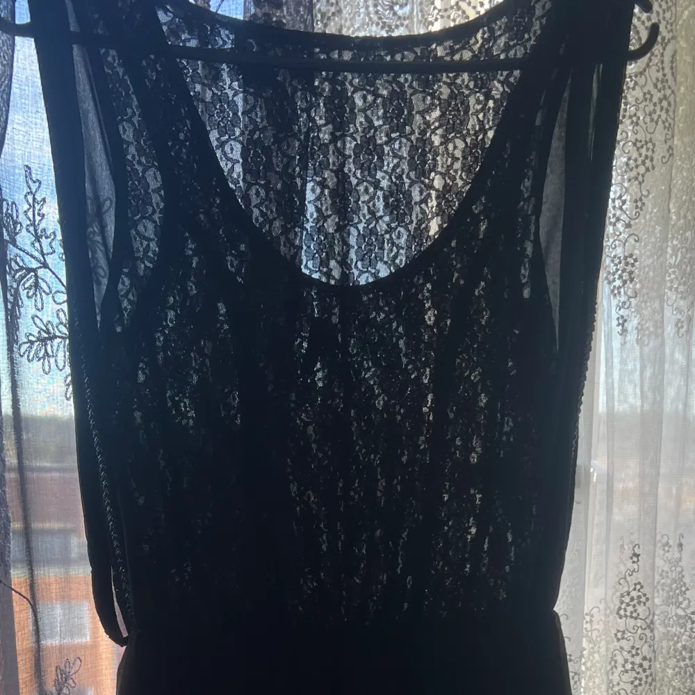 Jättefin svart klänning från Only som säljs inte längre . Klänningar.