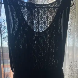 Jättefin svart klänning från Only som säljs inte längre 