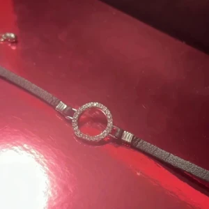 Armband  - Jättefin armband som passar till allt,aldrig använt säljer den eftersom jag har två av samma.