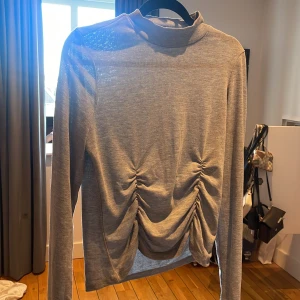 Tröja - Nyskick aldrig använd. Storlek M men passar även S.