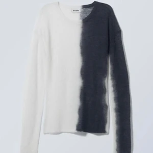 weekday tröja - Så snygg tröja från weekday som är slutsåld. Helt ny med lappen kvar, säljer för den var för stor🍸(nypris 450 kr) Även väldigt öppen mot byten till en likadan tröja i storlek XS!!