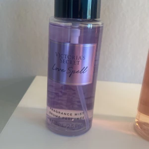 Victoria secret parfym - Jag säljer denna oanvända Victoria secret body misten i doft love spell, kan diskutera pris vid snabb affär!