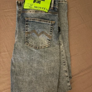 Jeans Montén - Använda 2 gånger säljer dom för att det är inte passformen jag är ute efter. Väldigt bra skick. Dem är storlek 28/28 