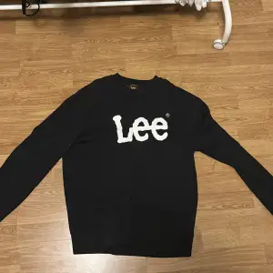 Säljer denna svarta sweatshirt från lee   Nypris 599 kr